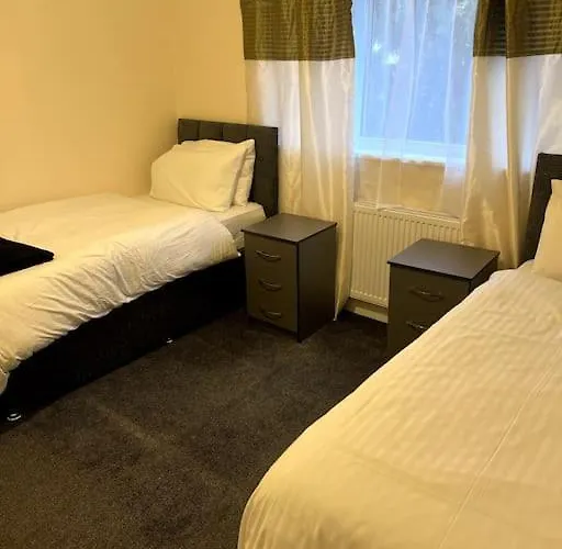 Spacious City Centre Home Near Hospital & M5