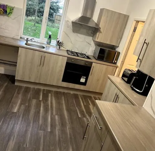 Spacious City Centre Home Near Hospital & M5