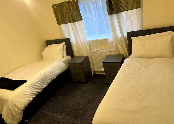 Spacious City Centre Home Near Hospital & M5